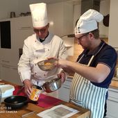 Beim „Teambrutzeln“ ist „Teamwork“ gefragt: Propst Thomas Berkefeld (l.) und Kaplan Matthias Rejnowski hantieren in der Küche der Duderstädter Propstei.