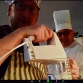 Kaplan Matthias Rejnowski (l.) und Propst Thomas Berkefeld leiten das gemeinsame Kochen an, die Jugendlichen kochen Zuhause mit.